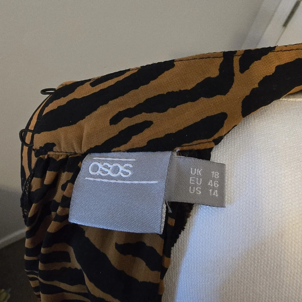 AOSO | US 14 | Tiger Print Open Back Blouse With Tie Closure - Picture 11 of 15